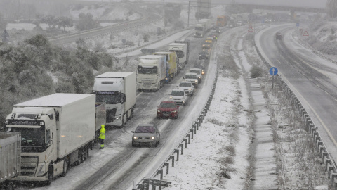 Carretera cortada por la nieve