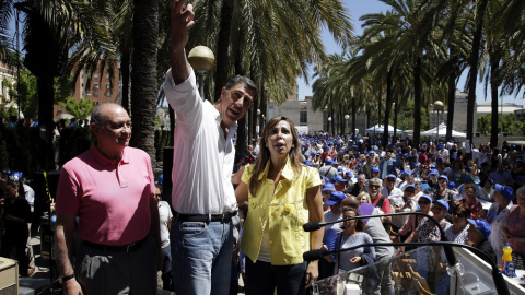 La presidenta del PPC, Alicia Sánchez-Camacho, junto al ministro de Interior, Jorge Fernández Díaz (i), y el alcalde y candidato en Badalona, Xavier García Albiol. EFE/Alberto Estévez