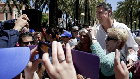 El alcalde y candidato del PPC en Badalona, Xavier García Albiol, saluda a los asistentes a la butifarrada popular organizada por su formación. EFE/Alberto Estévez