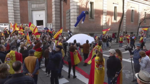 Decenas de personas se han concentrado este domingo en la calle Ferraz, al término de la manifestación contra la ley de amnistía que ha tenido lugar en Madrid, y han manteado a dos muñecos de tela que simulaban ser el presidente del Gobiern