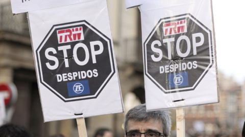 Algunas de las miles de personas que se han manifestado en Pamplona en apoyo a los trabajadores de la planta de ZF-TRW y en protesta por el ERE para el despido de 250 de los 620 empleados de la factoría. EFE/Villar López