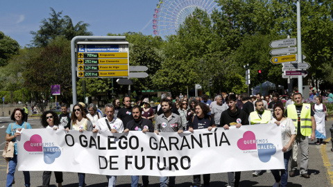 Centenares de personas durante la manifestación para reivindicar la lengua propia para una "Galicia con futuro", en el Día de las Letras Gallegas, en Santiago de Compostela. EFE/Lavandeira jr