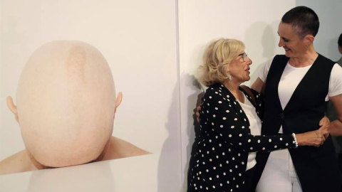 La alcaldesa de Madrid Manuela Carmena, y la fotógrafa española Mara León en la inauguración de PhotoEspaña. (J.J. GUILLÉN | EFE)