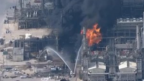 Una explosión causa un incendio en una planta química de Shell en Houston