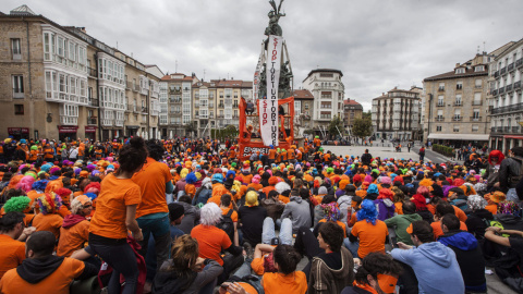 Varios miles de personas han participado en Vitoria en una "marcha naranja" de apoyo a los siete jóvenes condenados a seis años de prisión "por integración en banda armada" debido a su pertenencia a la organización juvenil Segi, declarada i