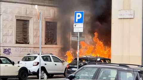 Varios coches han resultado calcinados tras una explosión en el centro de Milán