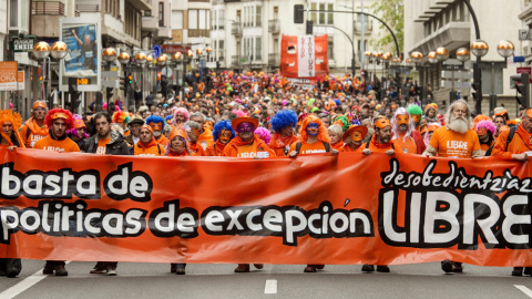 Imagen de la "marcha naranja" de apoyo a los siete jóvenes condenados a seis años de prisión "por integración en banda armada" debido a su pertenencia a la organización juvenil Segi, declarada ilegal. EFE/David Aguilar