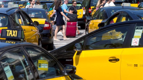 Taxistes en vaga tallen el tràfic a la Garn Via de Barcelona / EFE Quique García