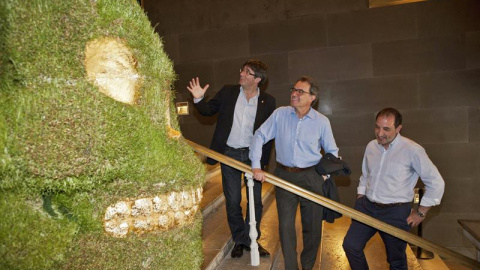 El presidente de la Generalitat, Artur Mas,  durante la visita que ha realizado hoy a la muestra floral Temps de Flors de Girona. EFE/Robin Townsend