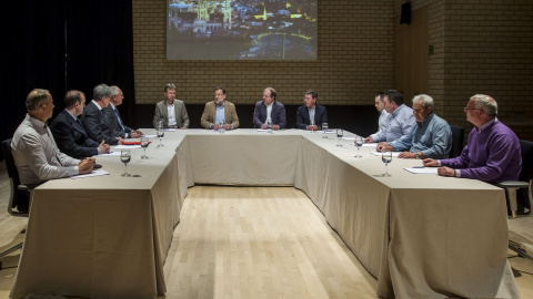 El presidente del Gobierno, Mariano Rajoy, junto al candidato del PP a la reelección de la Presidencia de la Junta de Castilla y León, Juan Vicente Herrera, se ha reunido con el comité de empresa y con directivos de Campofrío.. EFE/Santi Ot