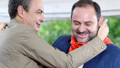 El secretario federal de Organización del PSOE y ministro de Fomento, José Luis Ábalos (d), y el expresidente del Gobierno José Luis Rodríguez Zapatero, durante la Fiesta Provincial de los socialistas leoneses que se celebra en la localidad