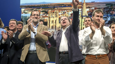 El presidente del gobierno, Mariano Rajoy, junto al candidato del PP a la reelección de la Presidencia de la Junta de Castilla y León, Juan Vicente Herrera, y Javier Lacalle, candidato a la reelección a la alcaldía, durante un acto de campa