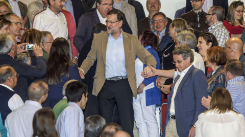 El presidente del gobierno, Mariano Rajoy, a su llegada al acto de campaña electoral en Burgos. EFE/Santi Otero