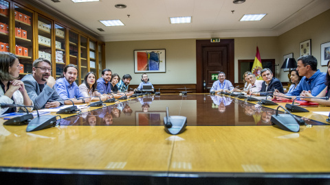 Reunión del pasado julio de las delegaciones de Unidos Podemos y del PSOE, encabezadas por Pablo Iglesias y Pedro Sánchez.