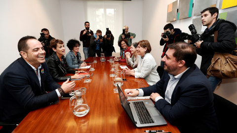 La secretaria general del PSN, María Chivite (i), y la presidenta de Navarra y líder de Geroa Bai, Uxue Barkos, en el inicio de la reunión que han mantenido este miércoles. EFE/ Jesús Diges