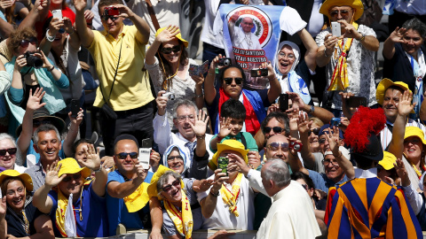 El Papa Francisco saluda a los fieles reunidos en la Plaza de San Pedro, en la ceremonia de canonización de cuatro monjas, dos de ellas palestinas. REUTERS/Tony Gentile