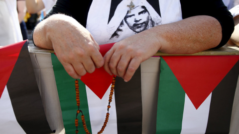 Fieles con banderas palestinas en la Plaza de San Pedro. REUTERS/Tony Gentile