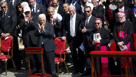 El presidente palestino Mahmoud Abbas aplaude al Papa en el inicio de la ceremonia de beatificacion de dos monjas palestinas. REUTERS/Tony Gentile