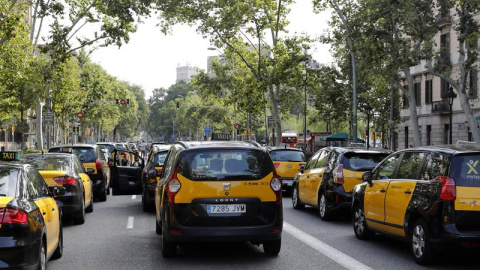 Diversos taxis ocupan la Gran Vía de les Corts Catalanes de Barcelona .EFE/Andreu Dalmau