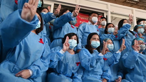 Personal médico del Hospital General de Rangún durante una protesta contra el golpe de Estado.