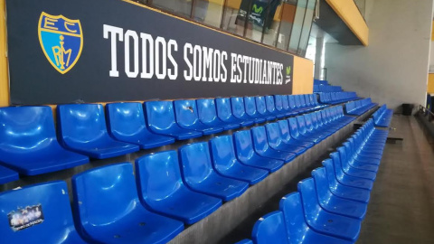 'Todos somos Estudiantes' en las gradas del polideportivo Antonio Magariños.