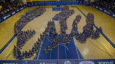 La palabra "Estu" formada por los niños y niñas de la cantera del club de baloncesto Estudiantes.