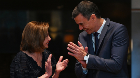 La expresidenta de la Cámara de Representantes de Estados Unidos, Nancy Pelosi, junto a Pedro Sánchez, durante un acto en Washington, a 11 de mayo de 2023.