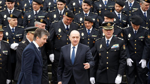 Jorge Fernández Díaz, junto al director de la Policía, Ignacio Cosidó, en el 40 aniversario de los TEDAX. / EFE