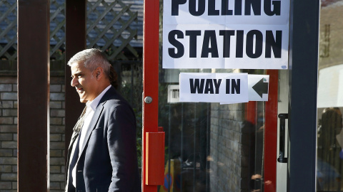 El candidato laborista a la alcaldía de Londres,Sadiq Khan, saliendo de votar. REUTERS/Stefan Wermuth