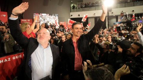 El presidente del Gobierno, Pedro Sánchez, acompañado por el primer vicepresidente de la Comisión Europea, Frans Timmermans,  en un primer mitin de la campaña para las elecciones del 26-M. EFE/Domenech Castelló