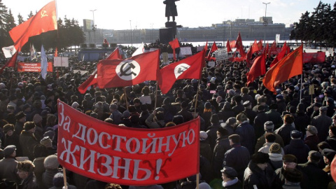 Miles de personas se concentran junto a la estatua de Lenin en la estación Finlandia de San Petersburgo. - AFP