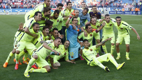 Los jugadores del Barça celebran el título de Liga en el cesped del Vicente Calderón. REUTER/Juan Medina