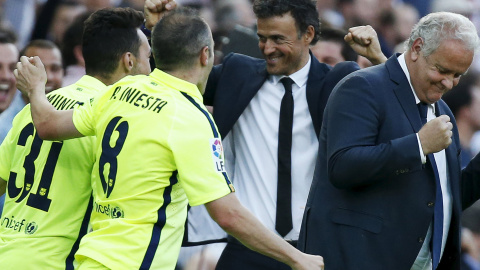 El entrenador del FC Barcelona, Luis Enrique, celebra con los jugadores del banquillo el triunfo en la Liga. REUTER/Juan Medina