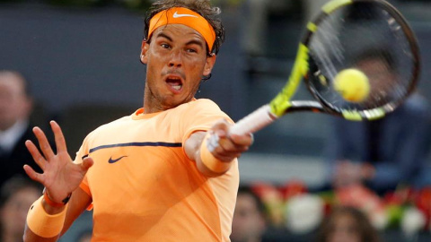 El tenista español Rafa Nadal durante el partido contra el brasileño Joao Souza de cuartos de final del Mutua Madrid Open que se disputa en la Caja Mágica. EFE/Chema Moya