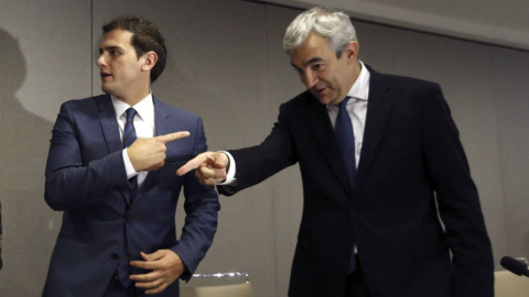 El presidente de Ciudadanos, Albert Rivera, junto al jefe de filas en el Parlamento Europeo, Luis Garicano. EFE