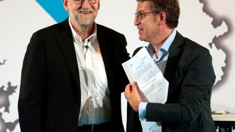 El presidente del Gobierno en funciones y líder del PP, Mariano Rajoy da su aval al presidente de la Xunta y líder del PP de Galicia, Alberto Núñez Feijóo (d), durante la reunión mantenida hoy con jóvenes de Nuevas Generaciones en Ourense. 