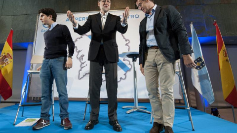 El presidente del Gobierno en funciones y líder del PP, Mariano Rajoy (c) y el presidente de la Xunta y líder del PP de Galicia, Alberto Núñez Feijóo (d), durante la reunión mantenida hoy con jóvenes en el recinto ferial de Expourense. EFE/