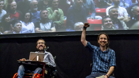 El lider de Podemos, Pablo Iglesias, junto al secretario de Organización, Pablo Echenique, durante un acto esta tarde en Barakaldo. EFE/Iñaki Andrés