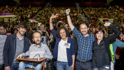 El lider de Podemos, Pablo Iglesias, junto al secretario de Organización, Pablo Echenique, Eduardo Maura, la diputada en el Congreso por Guipúzcoa, Nagua Alba, y la senadora por Bizkaia, Miren Gorrotxategi, en Barakaldo. EFE/Iñaki Andrés