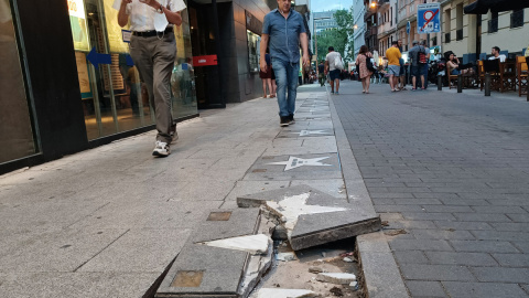 La estrella destrozada que Penélope Cruz tiene en el Paseo de la Fama de Madrid.