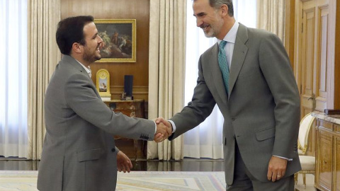 El rey Felipe VI saluda al coordinador federal de IU, Alberto Garzón, en su reunión dentro de la ronda de consultas para escuchar su postura sobre el proceso de investidura. - EFE