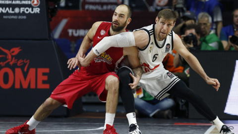 l base de Olympiacos Vassilis Spanoulis (i) lucha la posición con el argentino Andrés Nocioni, MPV de la Final Four. EFE/Juan Carlos Hidalgo