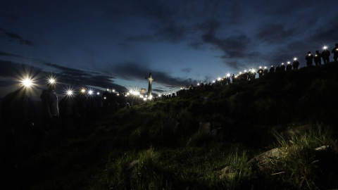 (14/5/2022) Miembros de Gure Esku iluminan Uzturre (Gipuzkoa) para reivindicar el derecho de autodeterminación el pasado 14 de mayo.