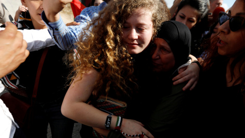 Ahed Tamimi es recibida por el pueblo palestino tras se liberada por Israel. REUTERS/Mohamad Torokman