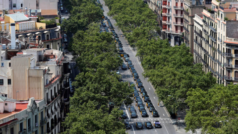 Taxistes en vaga ocupen la Gran Via de Barcelona, aquest diumenge. EFE / Alejandro Garcia.