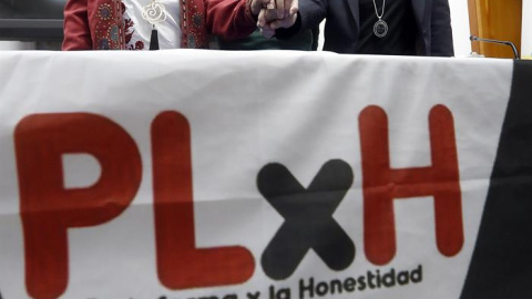 La denunciante de la Gürtel, Ana Garrido (i), de Acuamed, Azahara Peralta, y de la corrupción en el ejército, Luis Gonzalo Segura, durante la rueda de prensa de la Plataforma x la Honestidad, hoy en el Centro de peritaciones tecnológicas, e