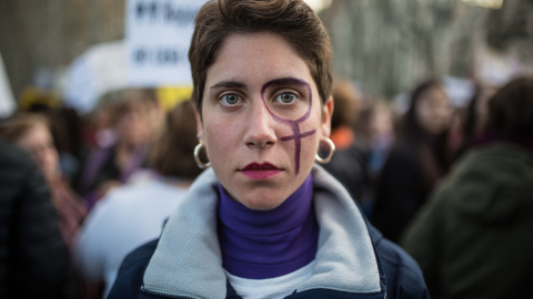 Una joven manifestante posa durante la manifestación del 8M en la Plaza de Neptuno de Madrid.-JAIRO VARGAS