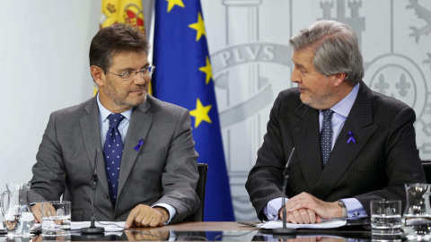 El portavoz del Gobierno, Íñigo Méndez de Vigo, y el ministro de Justicia, Rafael Catalá, durante la rueda de prensa posterior a la reunión del Consejo de Ministros, en el Palacio de La Moncloa. EFE/Paco Campos