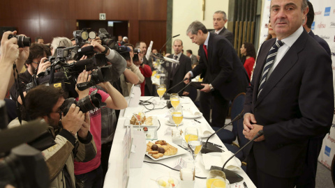 El ministro de Economía, Luis de Guindos, antes de comenzar el desayuno informativo. EFE/Chema Moya