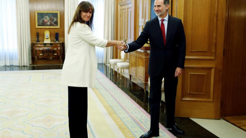 El rey Felipe VI saluda a la diputada de JxCat en el Congreso, Laura Borràs